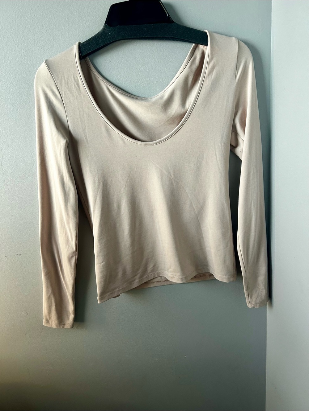 Women’s Long Sleeve Scoop Neck Top in Light Pink